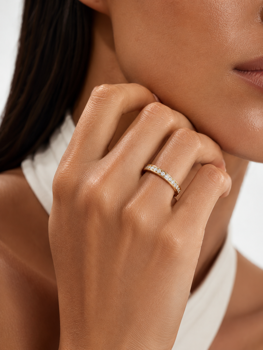 color_10K_YG, color_14K_YG &&	
Close-up of a polished wedding band with continuous round moissanite stones.