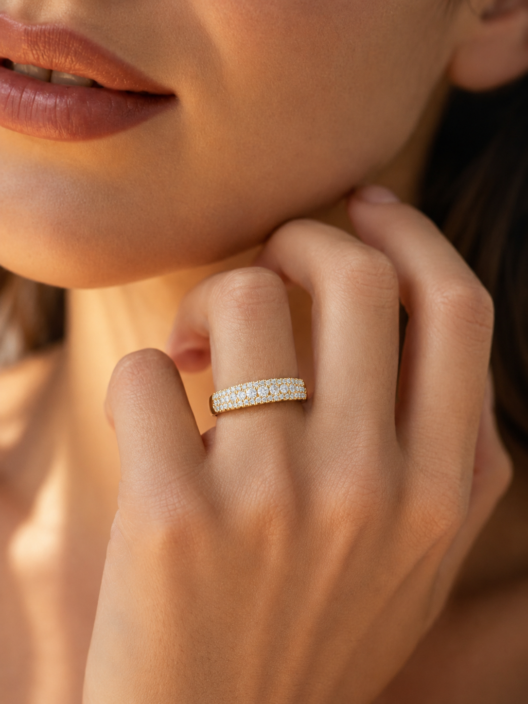 color_10K_YG, color_14K_YG &&	
Close-up of a bridal wedding band showcasing multiple rows of round moissanite.