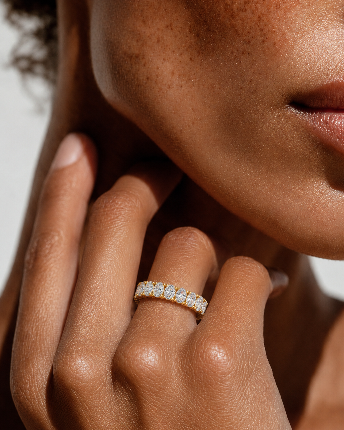 color_10K_YG, color_14K_YG &&Close-up of a round moissanite wedding ring with brilliant full eternity design