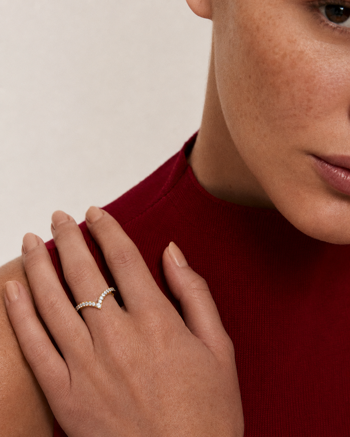 color_10K_YG, color_14K_YG &&Angled view of a handcrafted chevron moissanite wedding band with brilliant stones