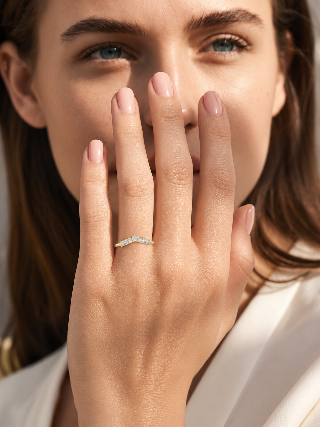 color_10K_YG, color_14K_YG &&Minimalist curved moissanite anniversary band viewed from the side.