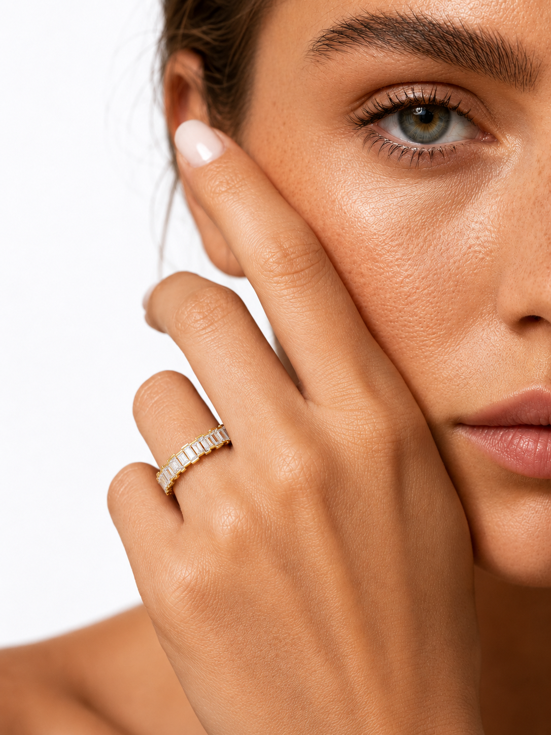 color_10K_YG, color_14K_YG &&Contemporary wedding band for women showcasing emerald cut moissanite stones