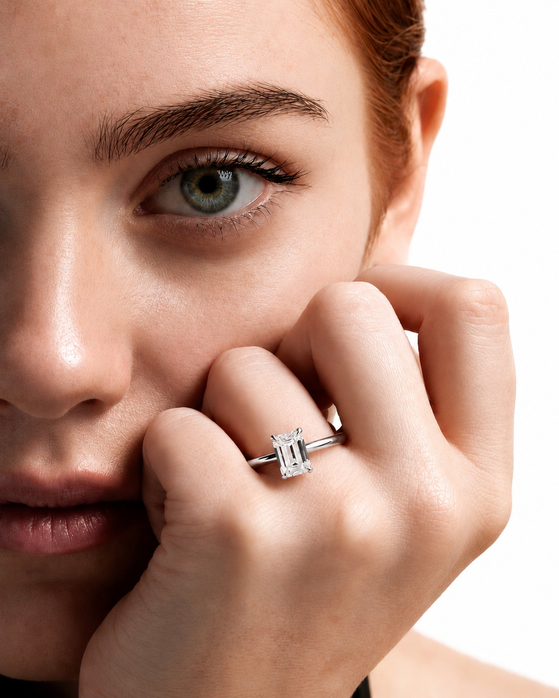 color_925_SIL,color_935_ARG,color_10K_WG, color_14K_WG &&
A close-up lifestyle shot of a model wearing a silver ring with a rectangular baguette-cut clear gemstone on her finger, set against a clean white background.