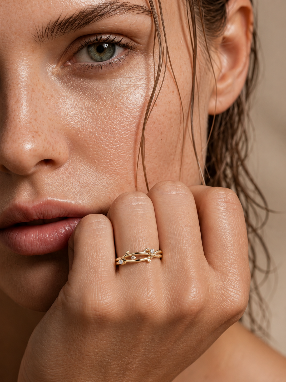color_10K_YG, color_14K_YG &&Openwork moissanite wedding band showcasing a graceful vine silhouette