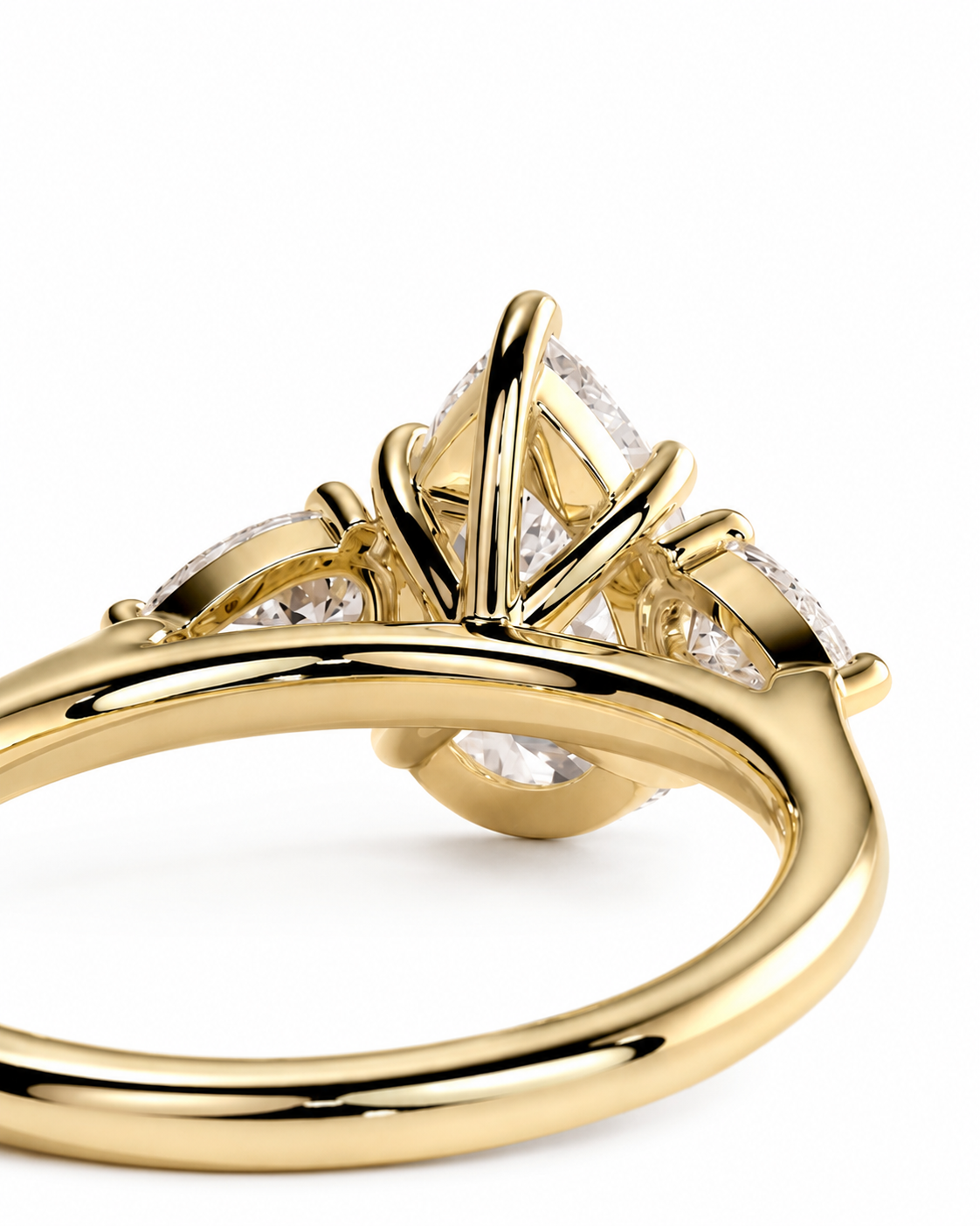 color_10K_YG, color_14K_YG &&A close-up shot of a yellow gold ring featuring a central round brilliant-cut diamond surrounded by smaller diamonds in a fan-like setting, with a polished band.