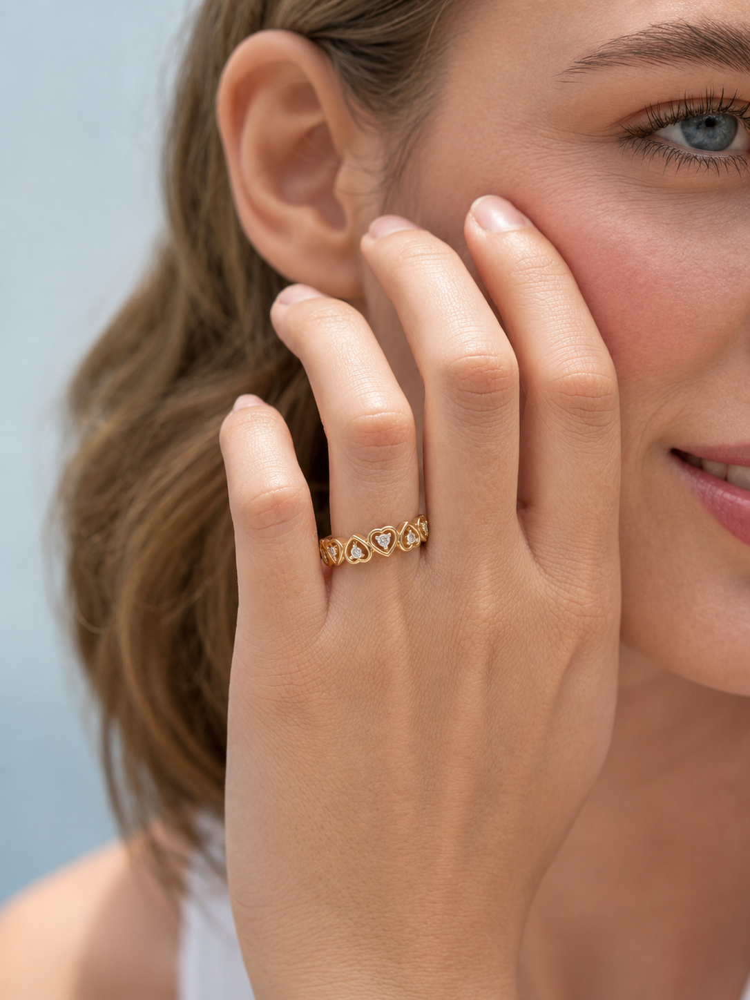 color_10K_YG, color_14K_YG &&Elegant bridal wedding band with round moissanite stones in heart motifs