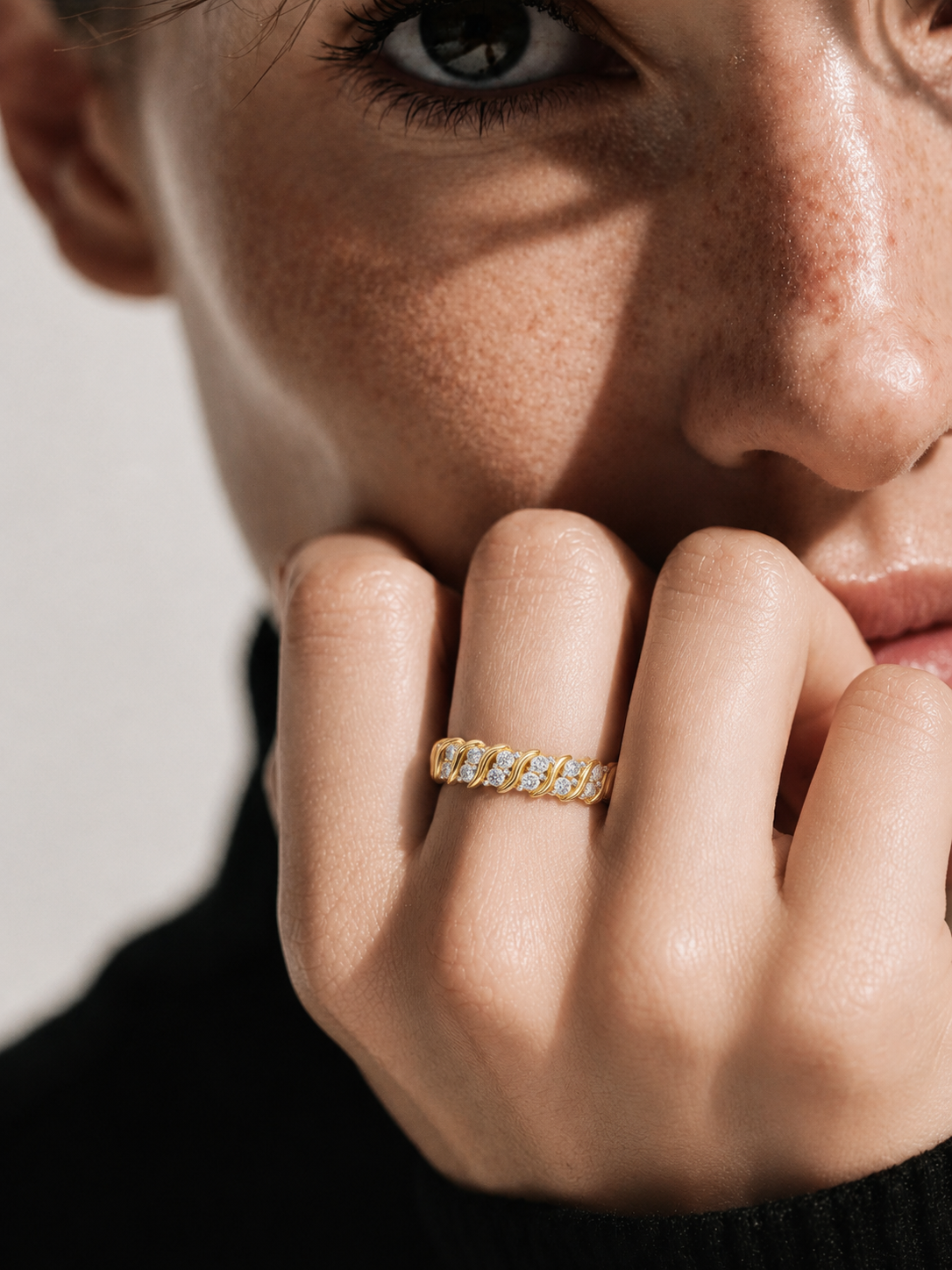 color_10K_YG, color_14K_YG &&Contemporary bridal wedding band showcasing round moissanite accents