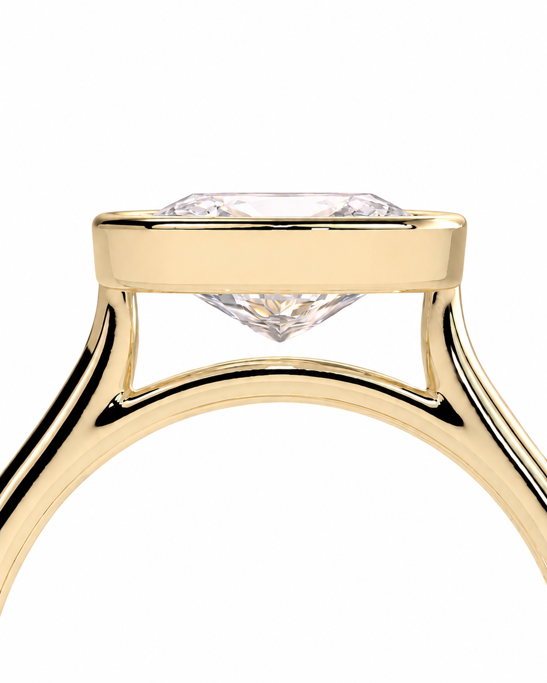 color_10K_YG, color_14K_YG &&Close-up of a yellow gold ring setting with a clear heart-shaped diamond, shown against a plain white background.