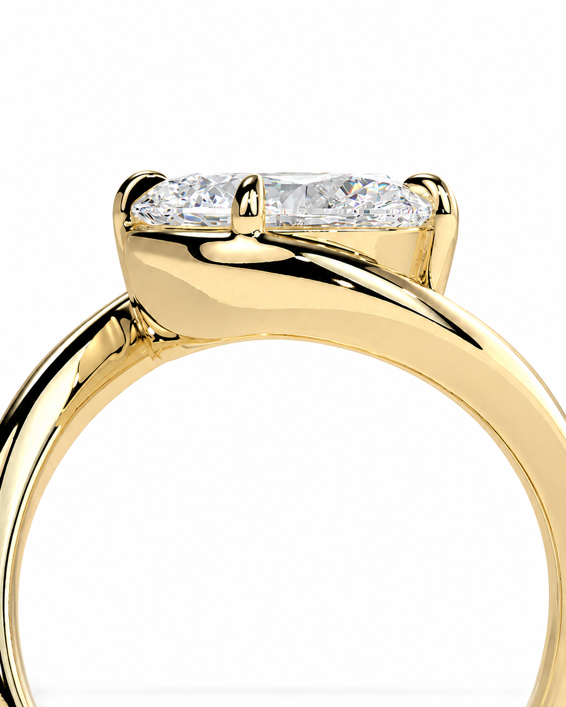 color_10K_YG, color_14K_YG &&A close-up shot of a yellow gold ring featuring a three-stone diamond cluster setting on a plain white background.
