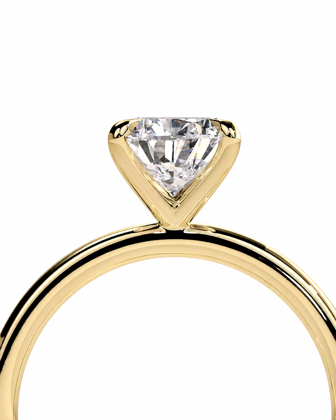 color_10K_YG, color_14K_YG &&
A close-up of a yellow gold ring with a triangular bezel setting holding a clear heart-shaped diamond, shown against a plain white background.