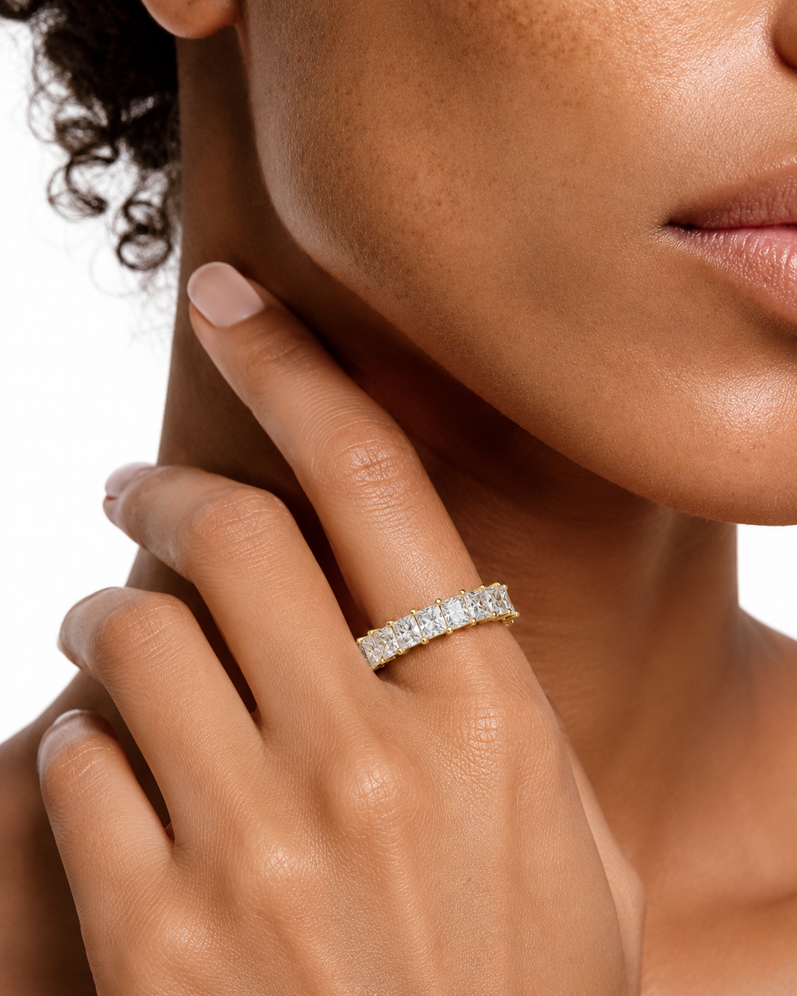 color_10K_YG, color_14K_YG &&	
Close-up image of a women's wedding band featuring brilliant princess-cut Moissanite stones in a classic setting