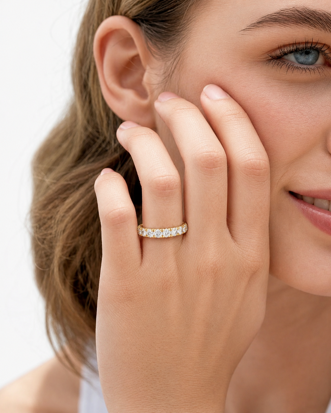 color_10K_YG, color_14K_YG &&	
Close-up image of a women's wedding band featuring round Moissanite stones with intricate setting details