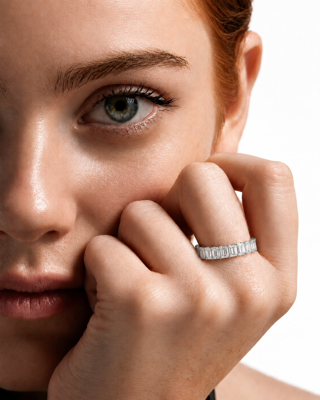 color_925_SIL,color_935_ARG,color_10K_WG, color_14K_WG &&	
A close-up lifestyle shot of a model wearing a silver ring with a row of small clear baguette-cut stones on her ring finger, set against a clean white background.