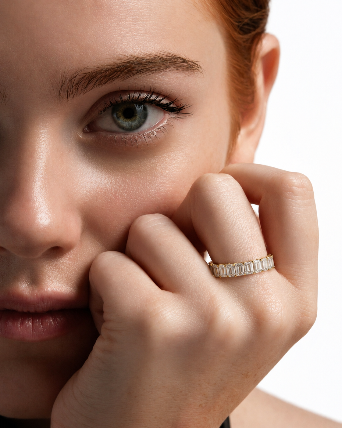 color_10K_YG, color_14K_YG &&	
Close-up view of emerald style moissanite stones in refined bridal wedding band