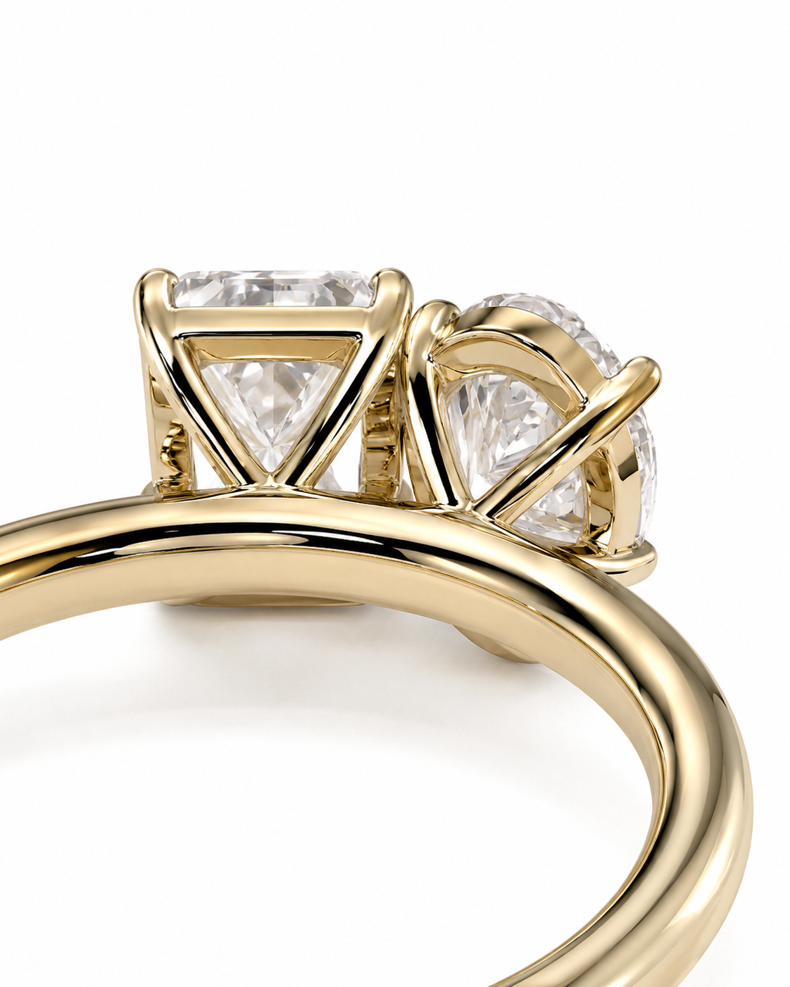 color_10K_YG, color_14K_YG &&Close-up of a yellow gold ring featuring a triangular cluster setting with clear gemstones on a white background.