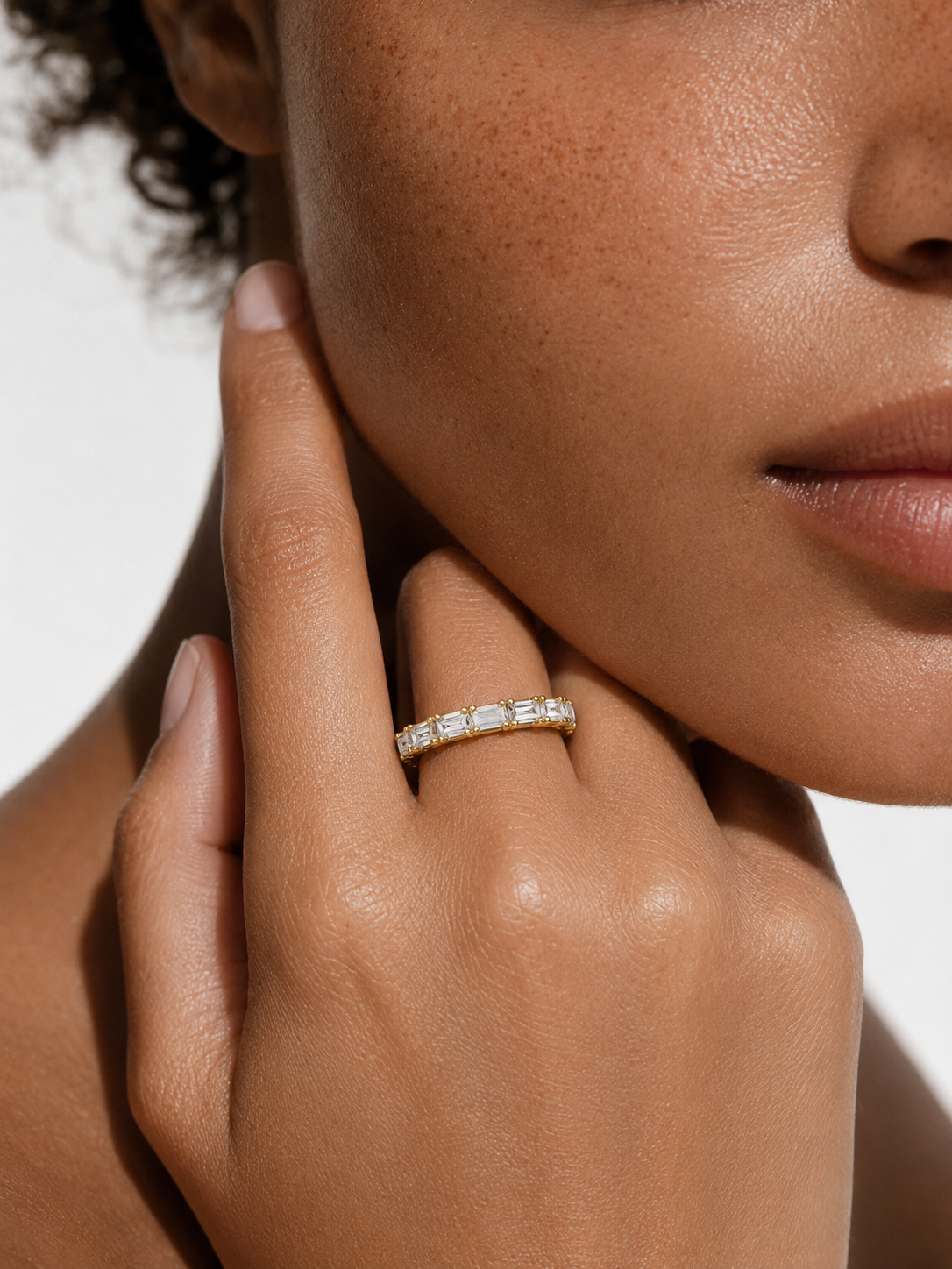color_10K_YG, color_14K_YG &&	
Wedding band for women with continuous emerald-cut moissanite stones.