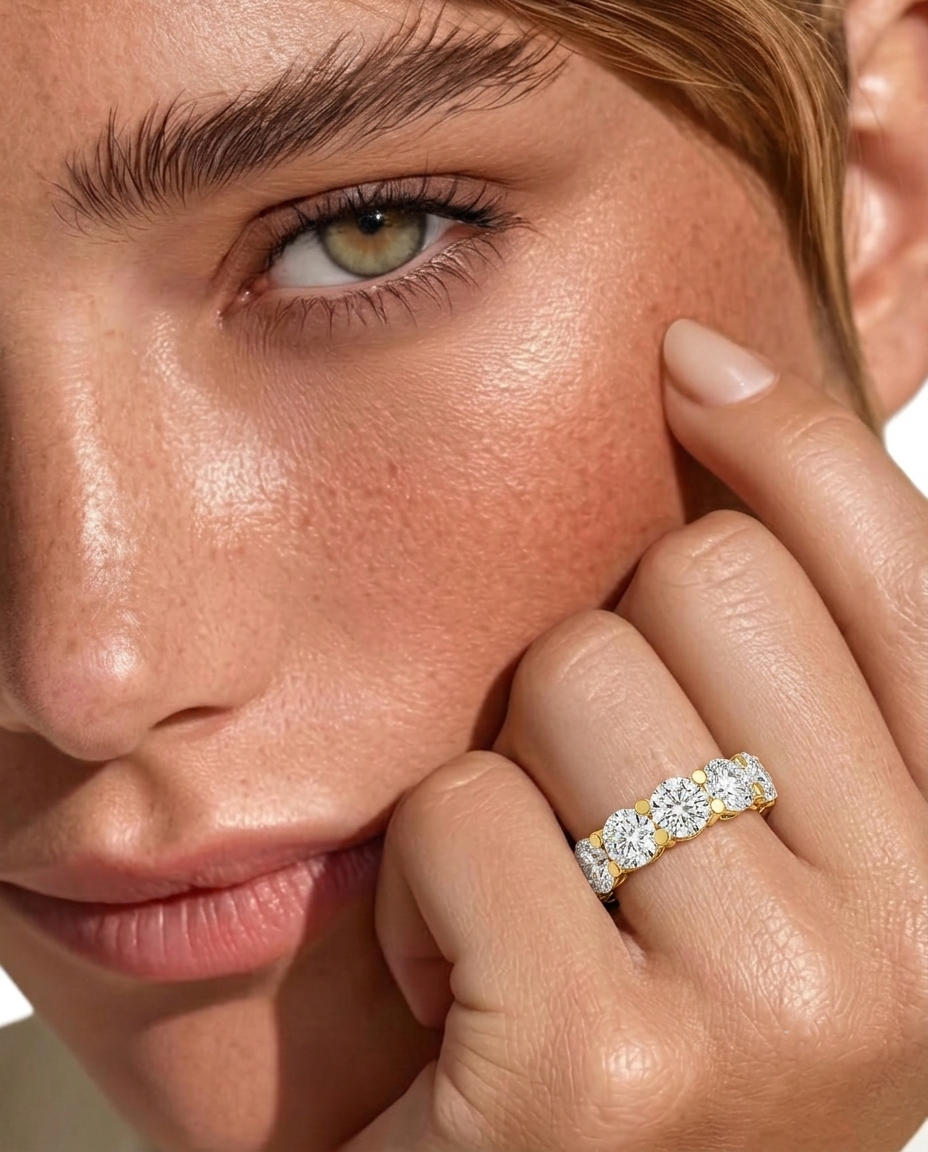 color_10K_YG, color_14K_YG &&	
Wedding band for women with shared prong round moissanite stone arrangement.
