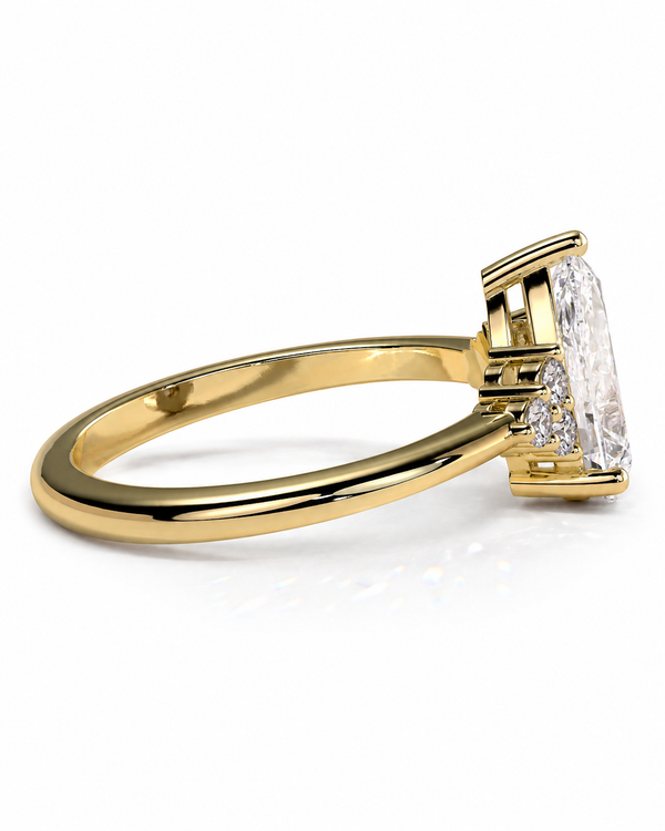 color_10K_YG, color_14K_YG &&Luxury pear moissanite ring showcasing elegant cluster accent stones.
