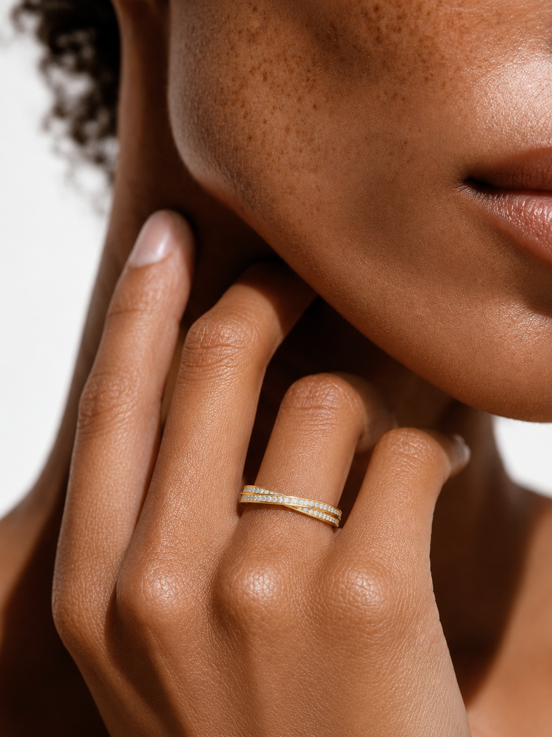 color_10K_YG, color_14K_YG &&Stackable curved moissanite wedding band designed with brilliant round stones.