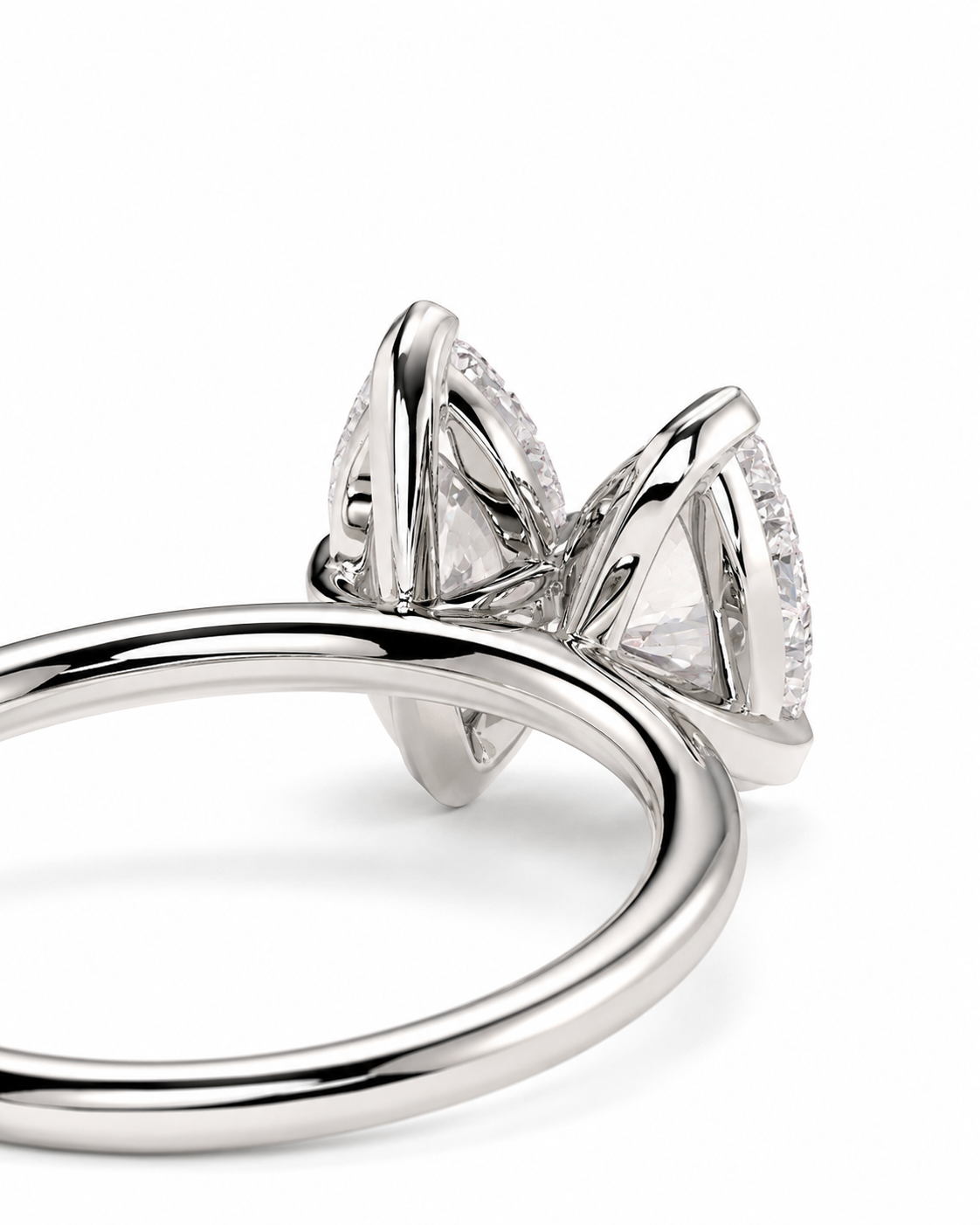 color_925_SIL,color_935_ARG,color_10K_WG, color_14K_WG &&A close-up studio shot of a silver ring featuring a sculptural, cat-head-inspired triangular crystal setting on a clean white background.