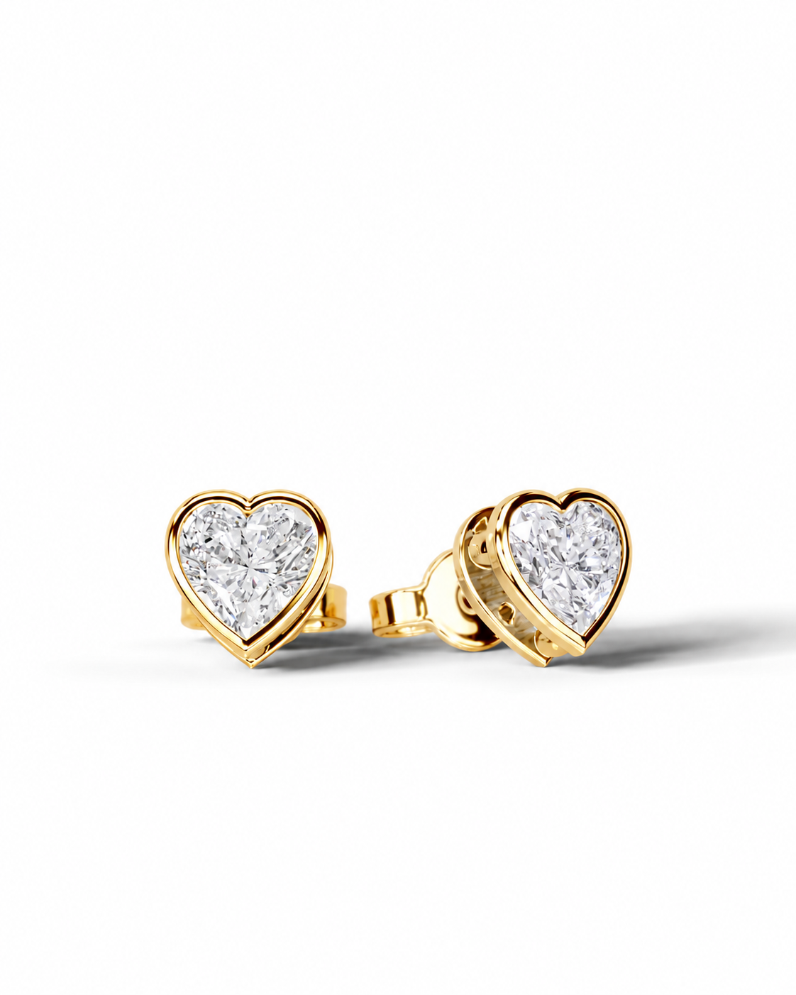 color_10K_YG, color_14K_YG &&Heart-shaped earrings with diamond accents on a white background