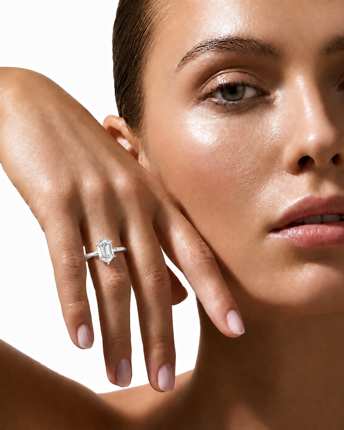 color_925_SIL,color_935_ARG,color_10K_WG, color_14K_WG &&
A close-up lifestyle shot of a model wearing a silver ring with a rectangular baguette-cut diamond on her finger, set against a clean white background.