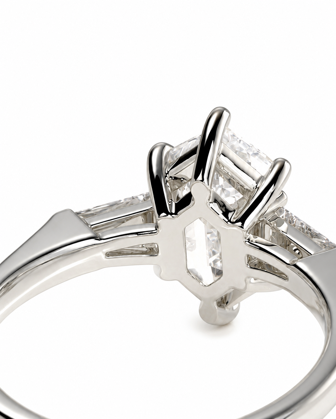 color_925_SIL,color_935_ARG,color_10K_WG, color_14K_WG &&Close-up of a silver-toned ring setting with clear gemstones on a white background.
