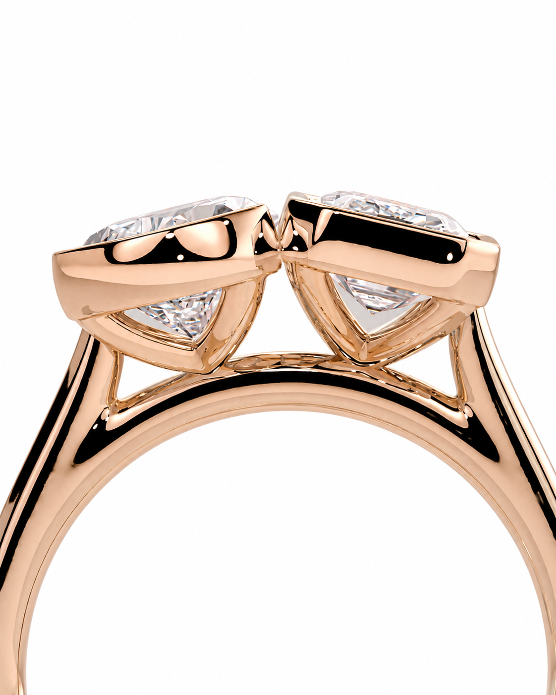 color_10K_RG, color_14K_RG &&Close-up of a rose gold ring featuring a double triangular diamond setting on a clean white background.