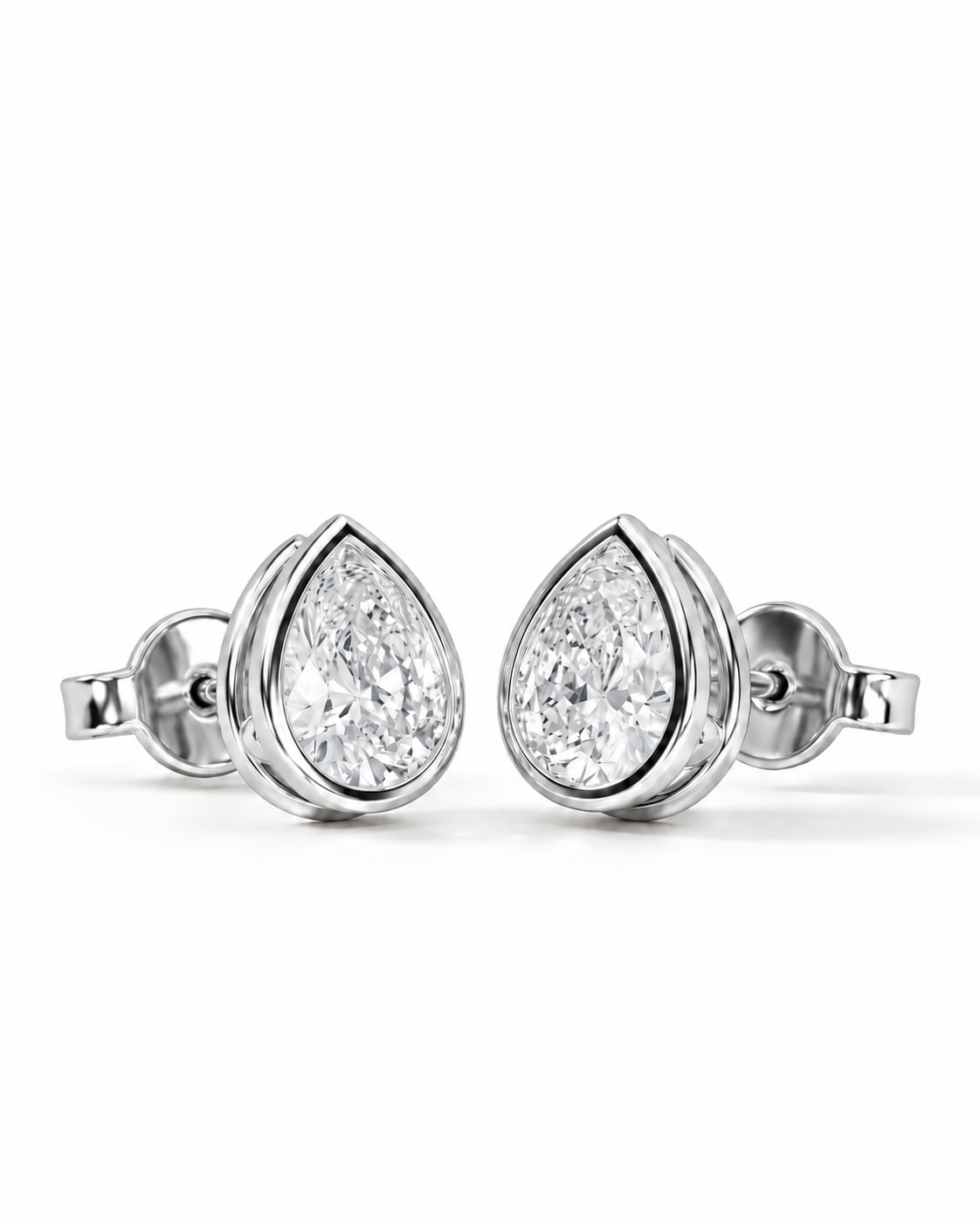 color_925_SIL,color_935_ARG,color_10K_WG, color_14K_WG &&A pair of silver stud earrings featuring pear-cut clear gemstones in a bezel setting, displayed on a clean white background.